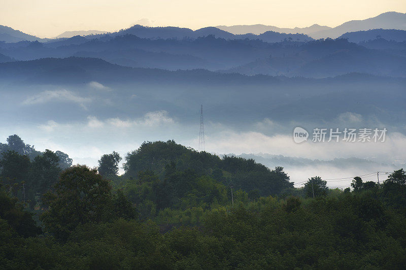 在Doi Phu Kha国家公园的山脉和雾海，在早上，泰国南省